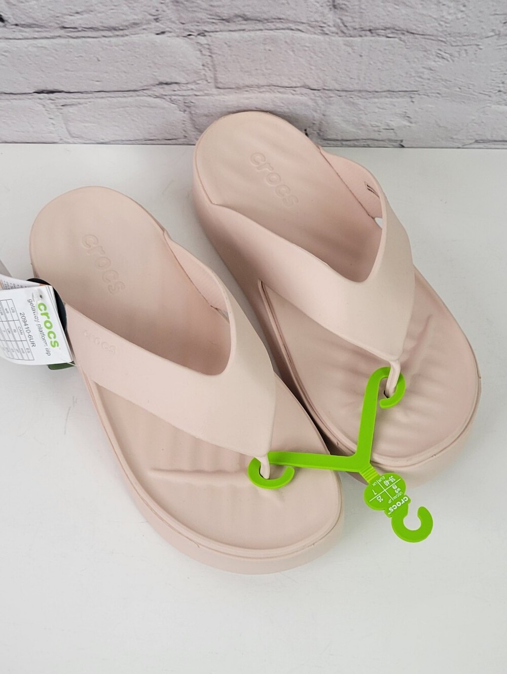 NWT CROCS Getaway Platform Flip Flops